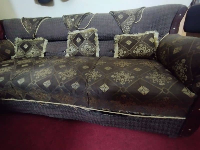 5 seater sofa set at reasonable price. condition 7/10. 3