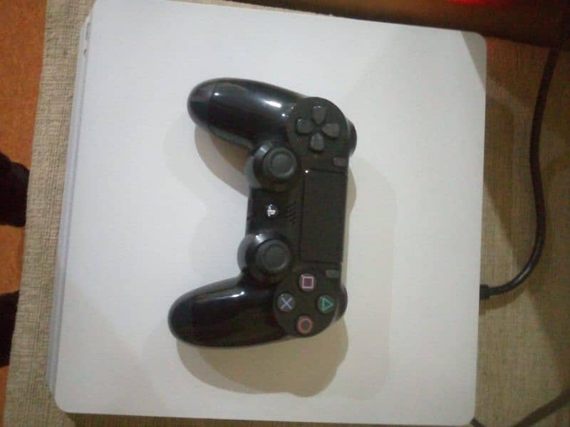 PlayStation 4 slim 1