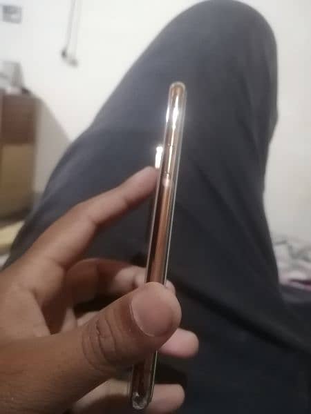 IPhone xs gold with 64gb 3