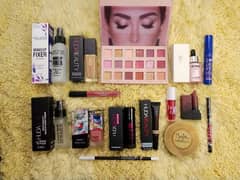 Deal 15 in 1
Huda Beauty Foundation 
Huda Beauty Eyeshadow