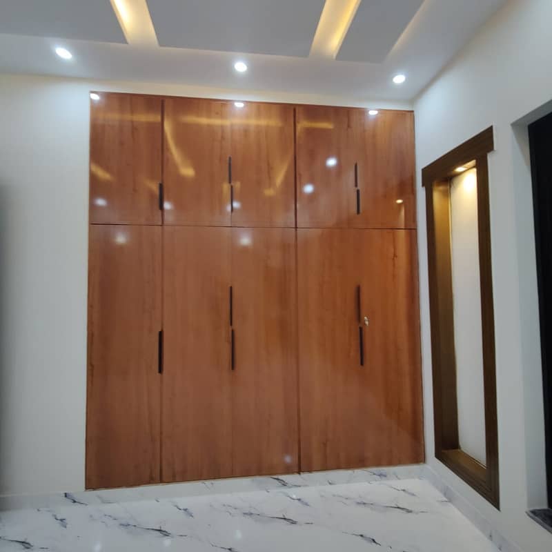 10 Marla Luxury Furnished House Is Available For Sale In Bahria Town Lahore. 5