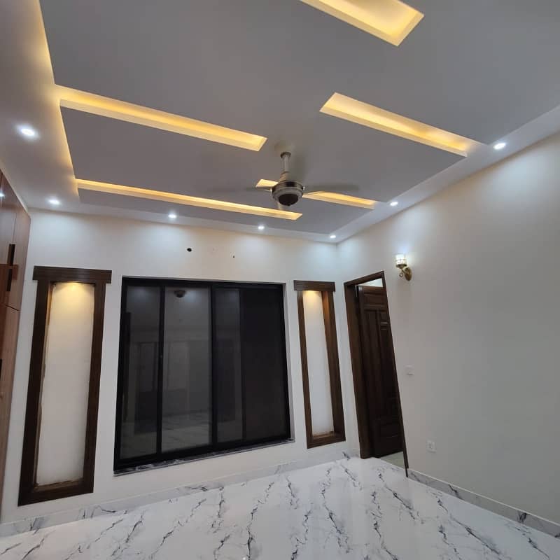 10 Marla Luxury Furnished House Is Available For Sale In Bahria Town Lahore. 8
