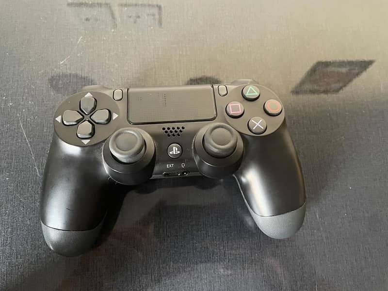 PS4 slim ,500Gb ,with 1 controller 3