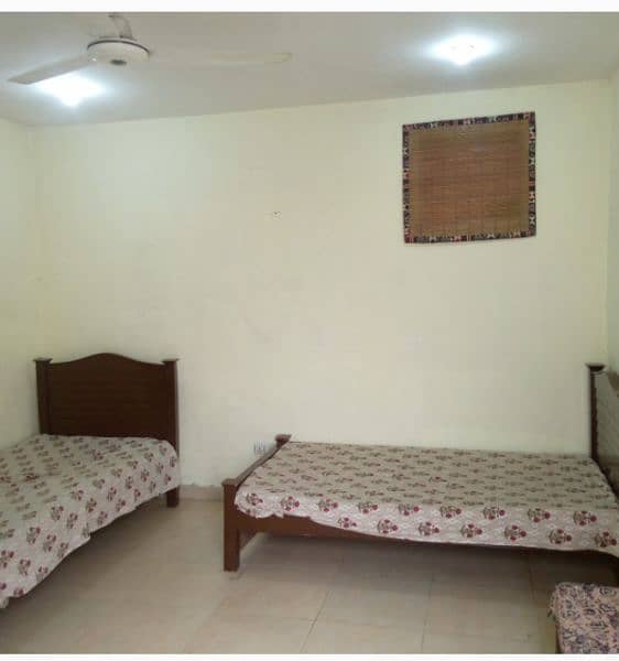 FLAT, FURNISH AND INDEPENDENT FOR MALE BACHELOR COLLAGE ROAD TOWNSHIP 3