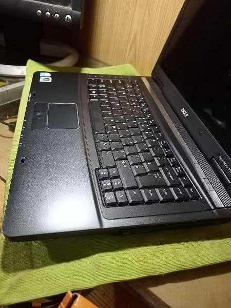 Acer travelmate Laptop Intel celeron 15.6" Display excellent condition 4