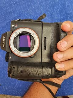 sony a7r2 full frame camera body with vertical grip