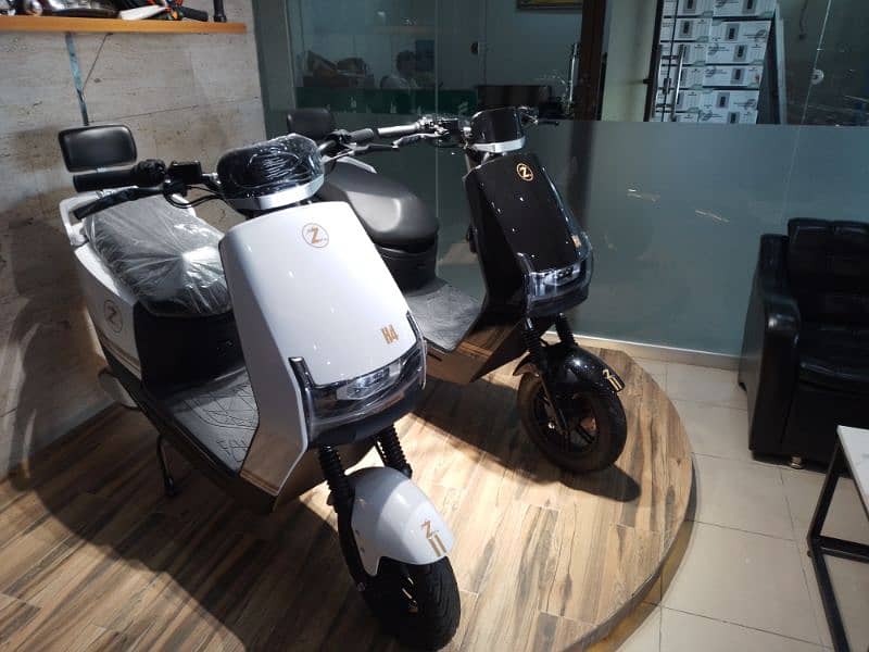 united 100 cc self start scooty petrol 8