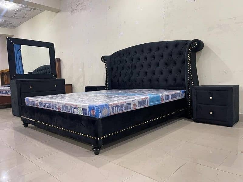 Brand new bed set available howl sell price. . 3