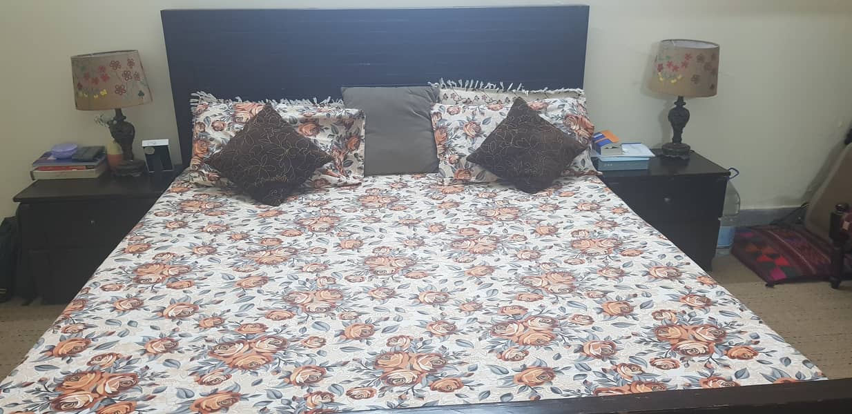 King size bed with 2 side tables 3