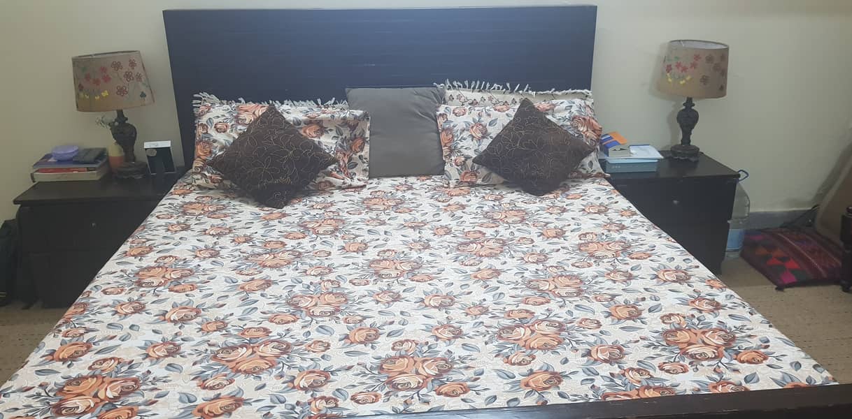 King size bed with 2 side tables 4