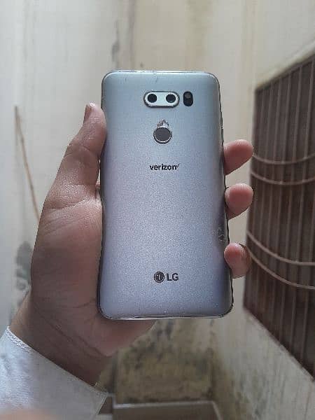 Lg V30 4gb 64gb approved. Front glass crack plus line. Waterproof. 2