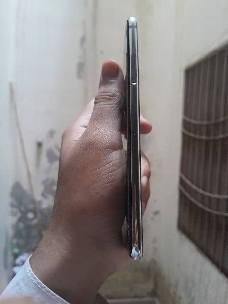 Lg V30 4gb 64gb approved. Front glass crack plus line. Waterproof. 6
