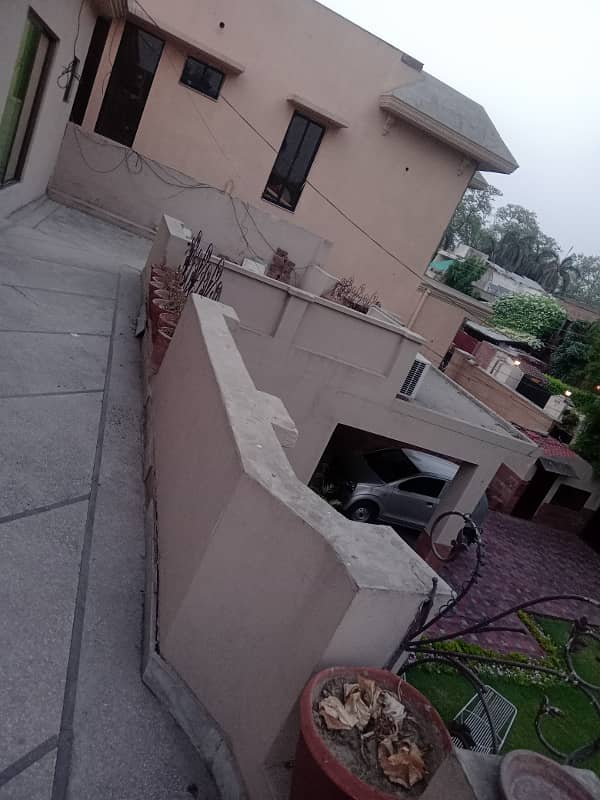 1 kanal 3 bedroom separate upper portion in cantt 7