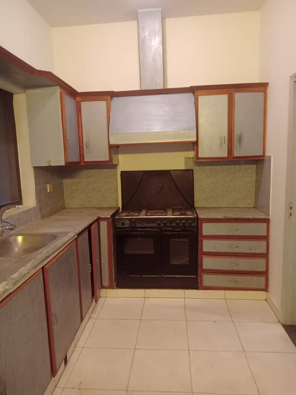 1 kanal 3 bedroom separate upper portion in cantt 10