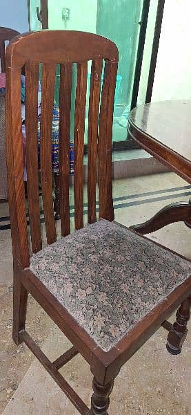 Wooden dining table with 6 foam chairs in good quality 3
