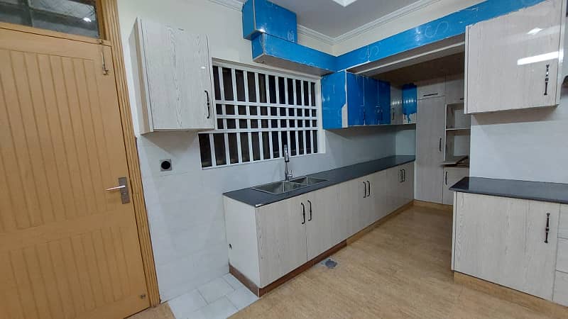 21 Marla Corner Triple Storey House 12 Beds With Attached Bath Near To Commercial 14