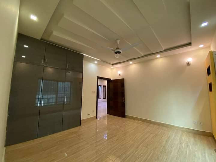 10 Marla Double Unit House, 5 Bed Room With Attached Bath, Drawing Dinning, Kitchen, T. V Lounge, Servant Quarter 16