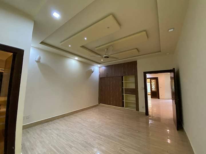 10 Marla Double Unit House, 5 Bed Room With Attached Bath, Drawing Dinning, Kitchen, T. V Lounge, Servant Quarter 24