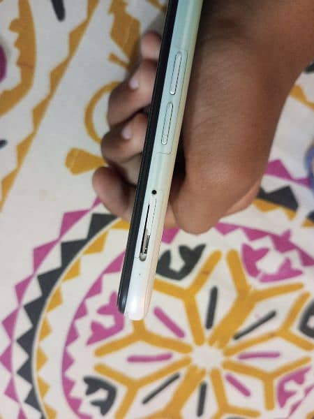 Oppo a31 4/128gb crack on sim tray and small crack on protector 4