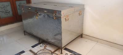 Storage Trunk Paiti 3x5 with iron stand and keys
