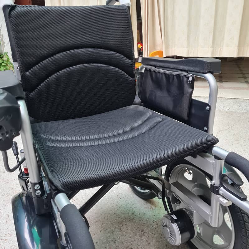 Just Like New! Comfortable Electric Wheelchair - Foldable 90U 8