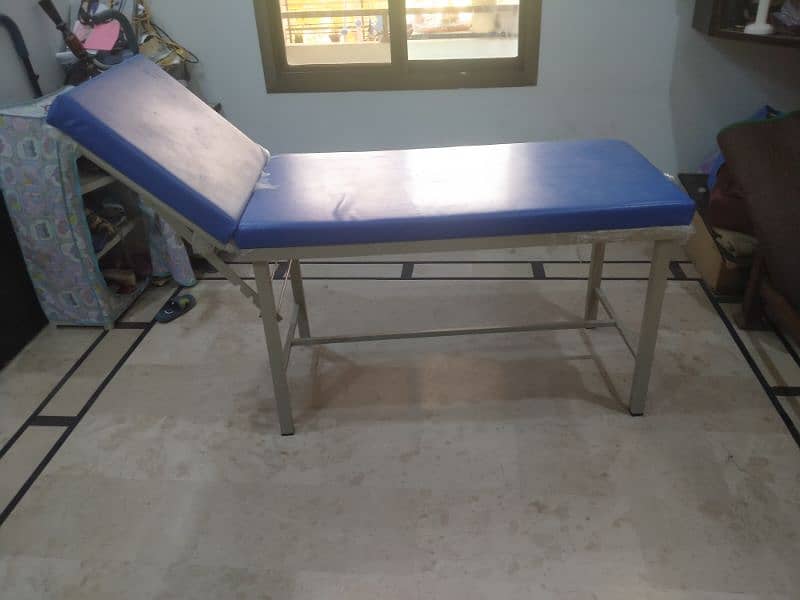 Patients bed / stretcher 1