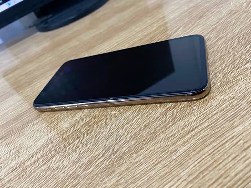 iPhone 11pro max 256GB pta approved 6