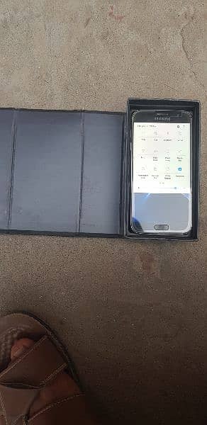 Samsung S7 
4 GB Ram 32 GB Memory 5