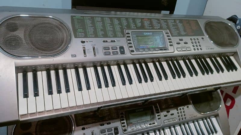 Casio LK-80 electronic keyboard. 73 keys. Lighted keys 1