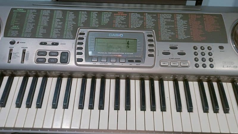 Casio LK-80 electronic keyboard. 73 keys. Lighted keys 2