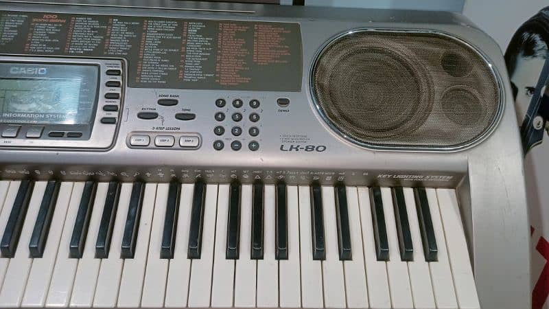 Casio LK-80 electronic keyboard. 73 keys. Lighted keys 5