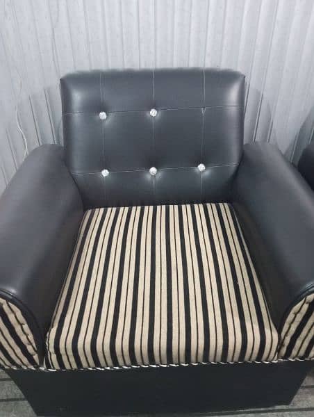 5 seater Sofa Set with table and carpet 3