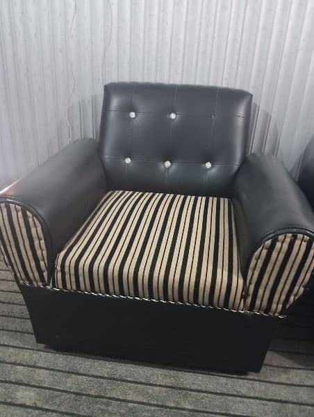5 seater Sofa Set with table and carpet 4