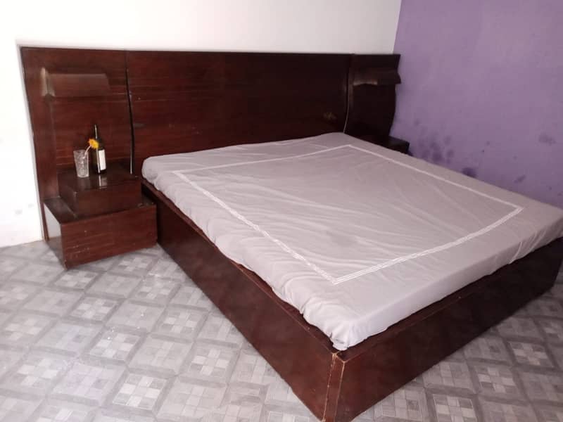 used double bed with out foam &  with Make Almari for sale 2