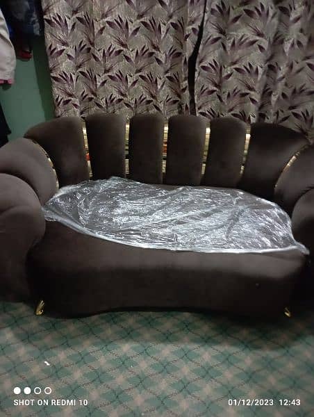 Two seater elegant fancy melon sofa for sale. 4