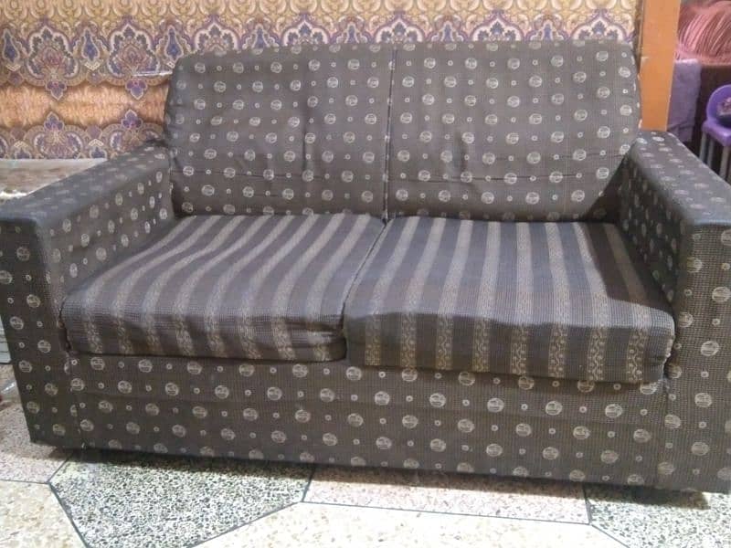 sofa in three pieces. . . 1