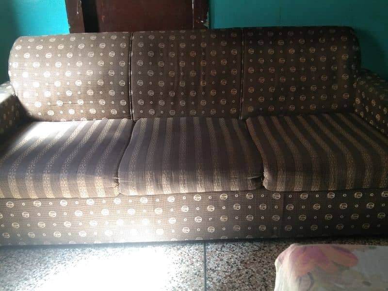 sofa in three pieces. . . 4