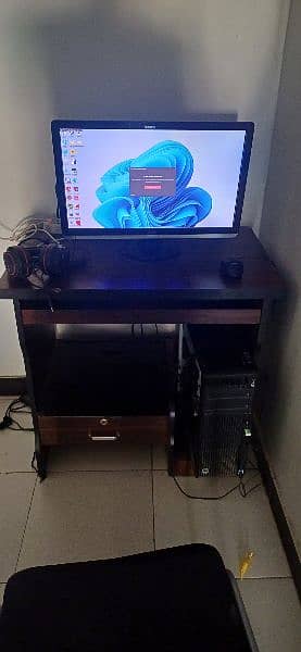 Gaming PC with accessories and games 7