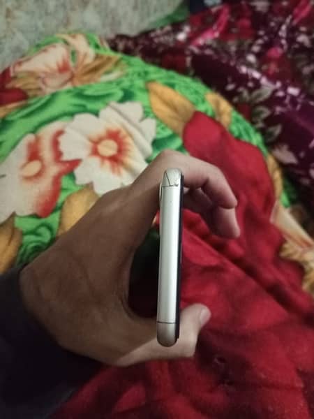 iphone 11 jv 64 GB 10/9.8 condition 4month sim will work 5