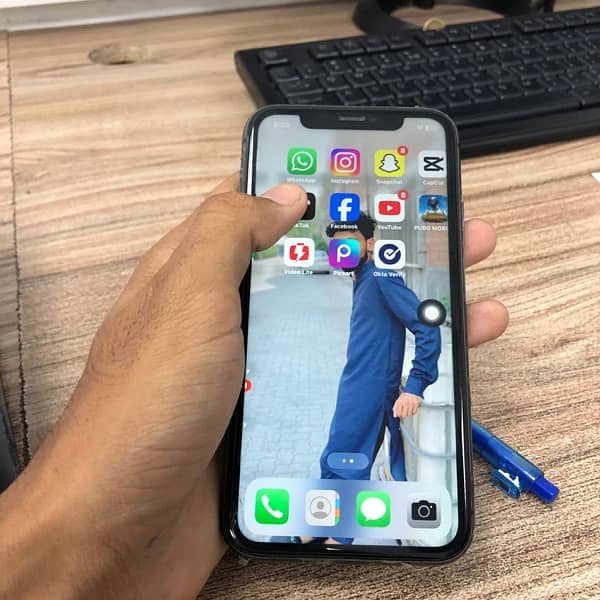 iPhone 11 3