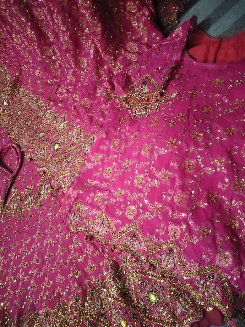 bridal lehenga ,kurti and dupatta along with paouch is for urgent sale 6