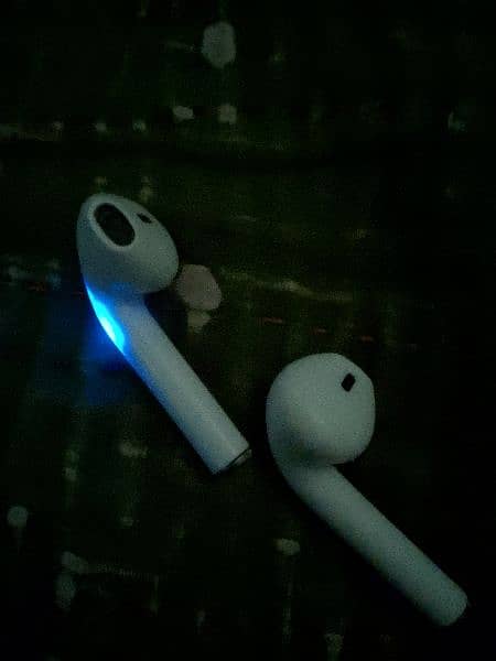 Apple Bluetooth Earphones 1