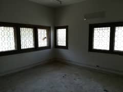 1000 yards bungalow available at Main Shaheed-e-Millat for Commercial purpose. 0