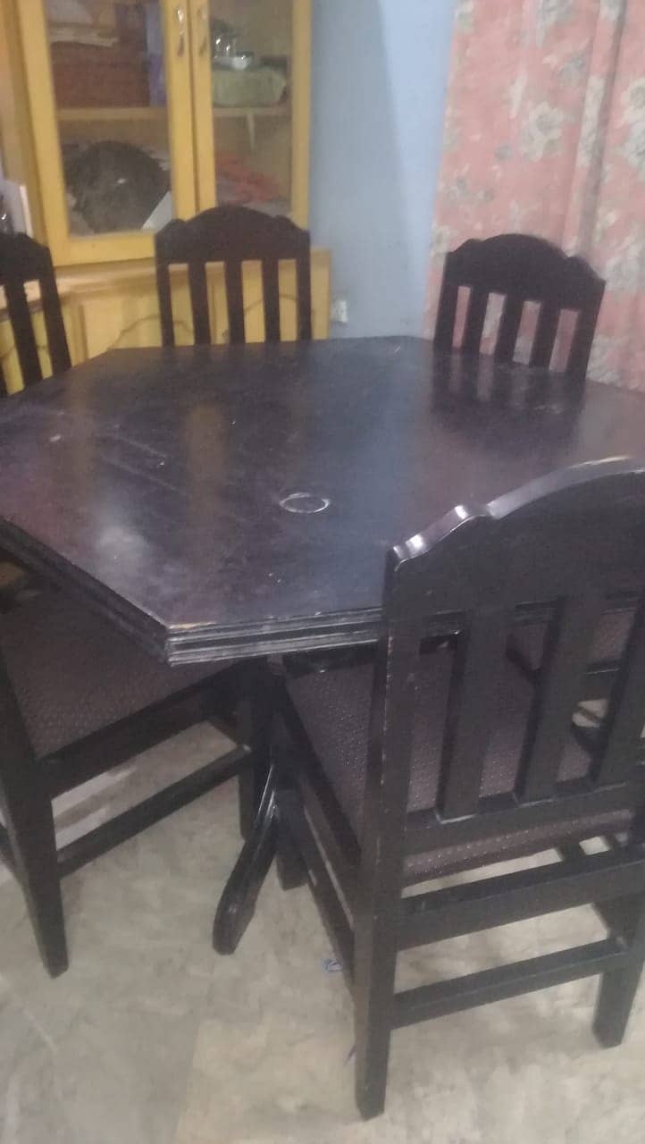 6 seater solid dinning table. 1