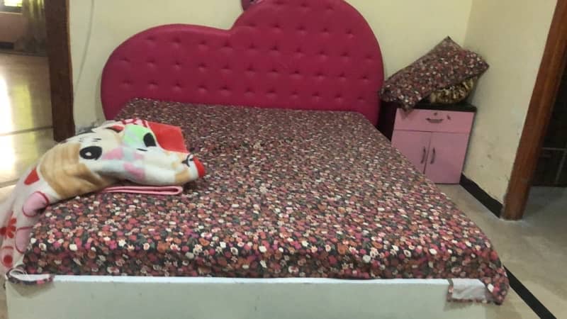 teenage girls bed with 2 side tables 1