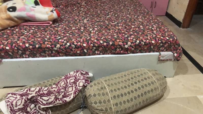 teenage girls bed with 2 side tables 3