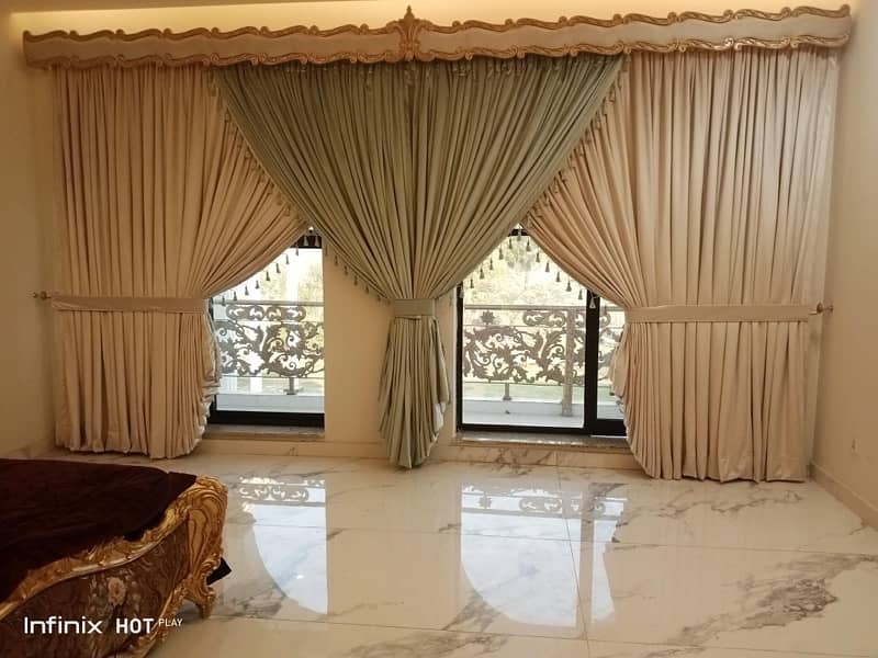 Luxurious Curtains and Blinds, Wooden Floor , Wallpaper . 7