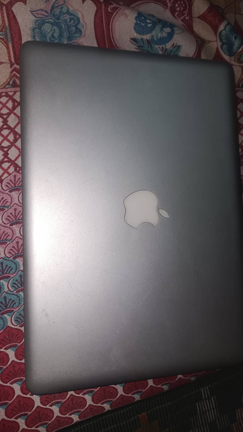 Apple laptop (window 10 installed) 1