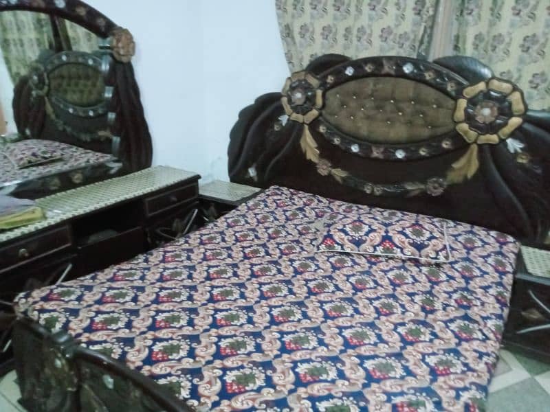Bed and dressing table For sale 2