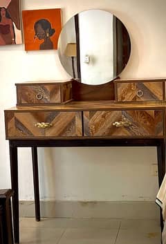 Vanity table in excellent condition.